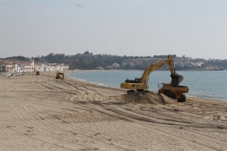 Treballs de reposició de sorra a la platja d&#039;Altafulla