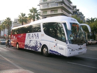 Imatge d&#039;arxiu d&#039;un bus fent un servei de transport interurbà a la Costa Daurada