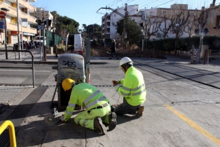 Imatge d&#039;arxiu de tècnics d&#039;Adif desmuntant l&#039;accionament del pas a nivell del carrer Barcelona de Salou, ja fora de servei amb la clausura de la via de la costa