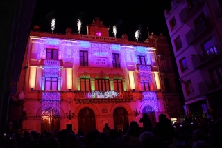 La façana de la Casa de la Vila es va encendre de colors, llums i música en l&#039;espectacle inaugural, a la plaça del Blat