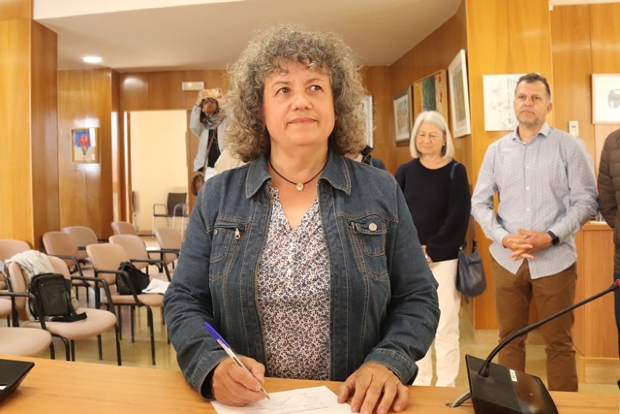 La regidora d&#039;Alternativa Altafulla (AA), Montserrat Castellarnau, signant la moció de censura que pot convertir-la en alcaldessa