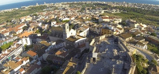 Vista de Calafell, amb la plaça de Catalunya a primer pla