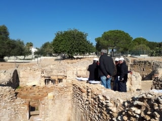 La vil·la romana dels Munts, a Altafulla, i d&#039;un grup d&#039;experts visitant l&#039;espai, on s&#039;hi preserva un dels conjunts de banys privats més importants de Catalunya