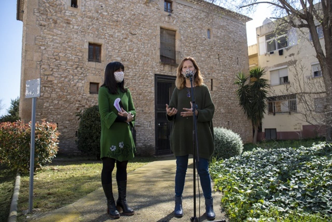 La consellera de Serveis Socials, Inés Solé s&#039;adreça als mitjans de comunicació durant la roda de premsa als jardins de La Torre Forta