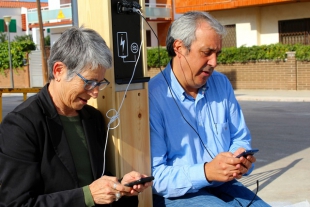 La regidora d’Urbanisme, Marisa Méndez-Vigo, i el cap de servei d’Aigües, Jordi Aran, carregant els seus mòbils..