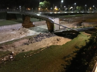 Imatge de la passarel·la de la riera d&#039;Alforja de Cambrils que connecta el barri del Pinaret amb el de Nou Cambrils, trencada per la força de l&#039;aigua