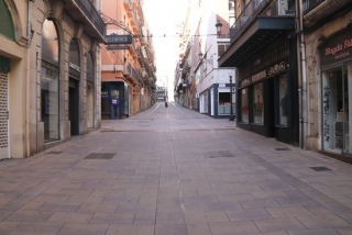 El carrer Comte de Rius de Tarragona, amb comerços tancats i sense gent., el 30 de març del 2020