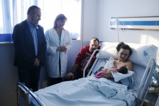 La mare de la Lena, la Vanessa, amb la filla al pit, el pare a l&#039;esquerra, assegut, i la visita d&#039;una metgessa i el regidor de Salut de Valls