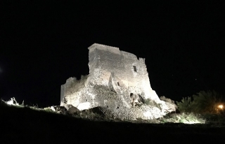 Imatge nocturna del Castell dels Garidells (Alt Camp)