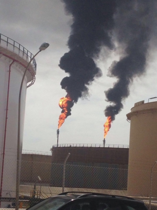 Columnes de fum de la planta de Repsol que van generar alerta el passat 23 de maig.