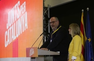 El portaveu de JxCat, Eduard Pujol, amb la directora de la campanya, Elsa Artadi, en una primera compareixença després del tancament dels col·legis electorals