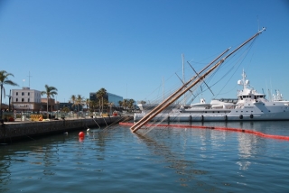El Port de Tarragona ha instal·lat barreres per prevenir possibles vessaments de fuel del iot &#039;Eleonora&#039;