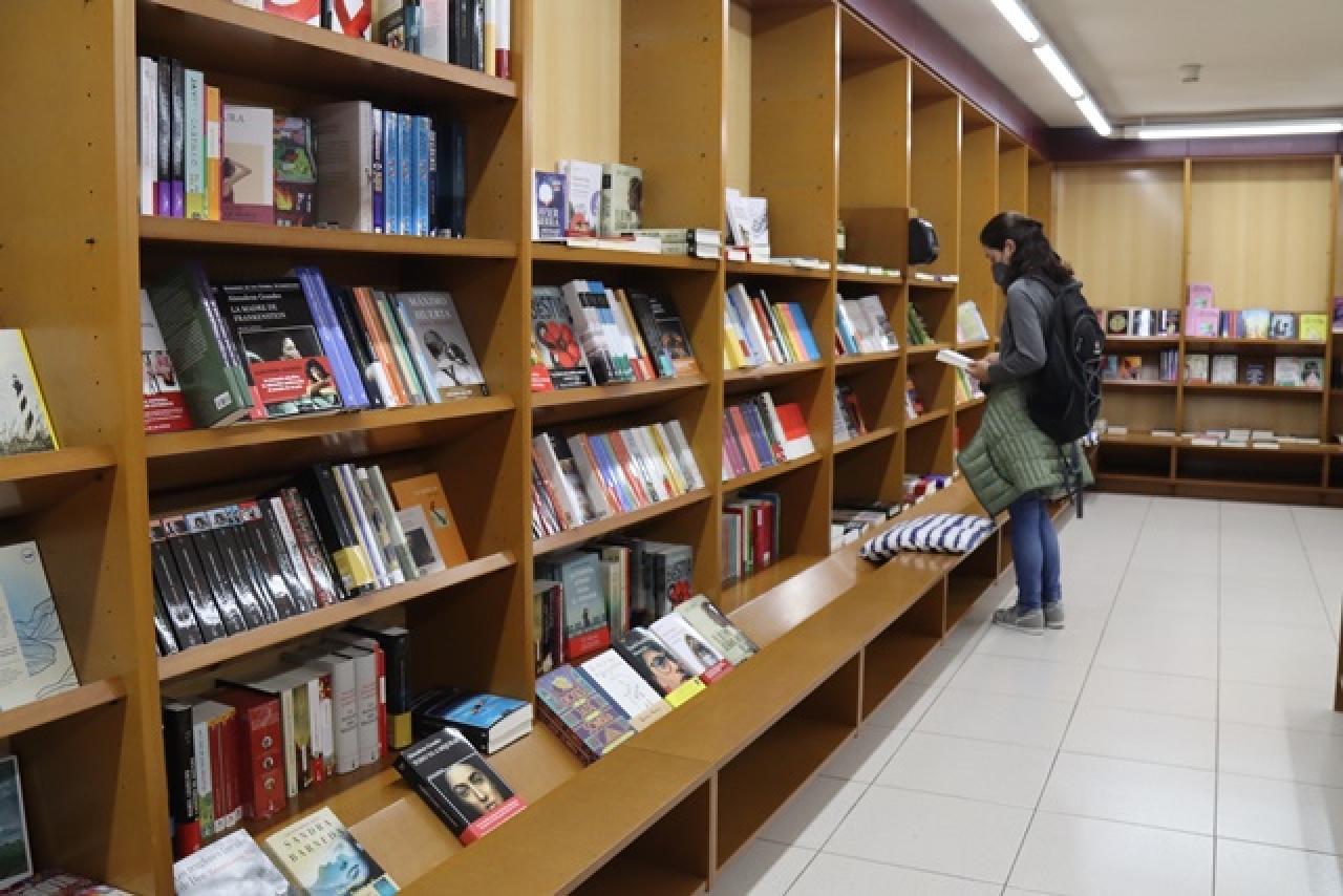 Una clienta de la llibreria La Capona de Tarragona remenant llibres