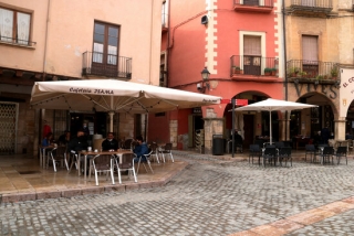 Imatge de persones en les terrasses dels bars de la plaça de la Vila de Montblanc, el 27 de març del 2021