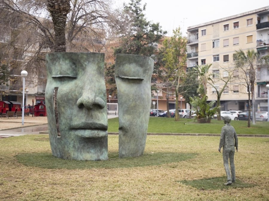 Vila-seca va inaugurar l’escultura &#039;Les portes de la memòria&#039; de Béatrice Bizot