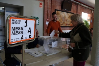 Una votant exercint el seu dret a vot a l&#039;Institut Vidal i Barraquer de Tarragona