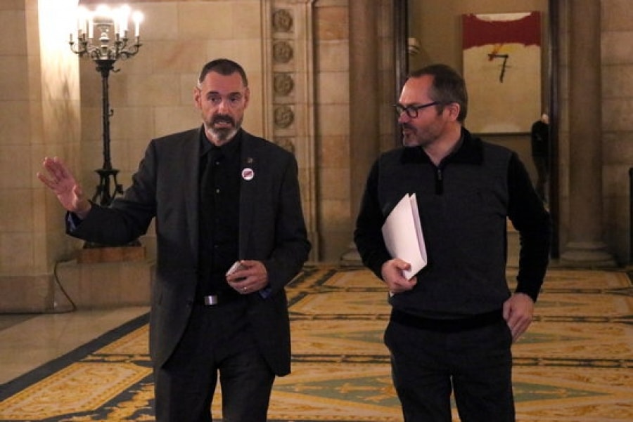 Els diputats de JxCAT Eusebi Campdepadrós i Josep Costa, dirigent-se a la reunió del seu grup al Parlament