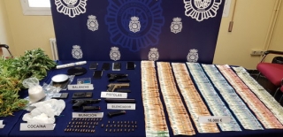 Imatge dels diners, la droga, armes i altres efectes intervinguts per la policia espanyola a una xarxa de narcotraficants de Saragossa