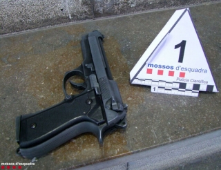 Imatge de l&#039;arma de foc intervinguda al detingut per vuit robatoris violents al Baix Penedès, que usava per intimidar les víctimes