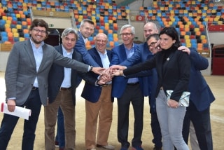 L&#039;alcalde de Tarragona, Josep Fèlix Ballesteros, unint les mans amb membres de la delegació europea