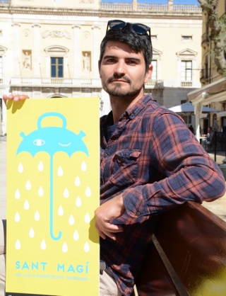 Aitor Pombo amb el cartell que ha dissenyat per les Festes de Sant Magí 2019