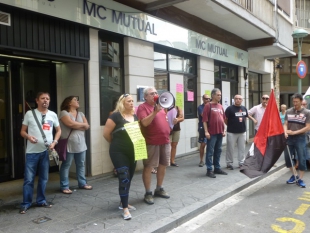 Concentració de la CGT de suport a la treballadora de l&#039;ICS, Cristina Díaz, davant la seu de MC Mutual a Tarragona.