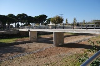 Imatge de la finalització de la reconstrucció de la passarel·la de vianants de la riera d&#039;Alforja, que uneix el Parc del Pinaret amb el Nou Cambrils