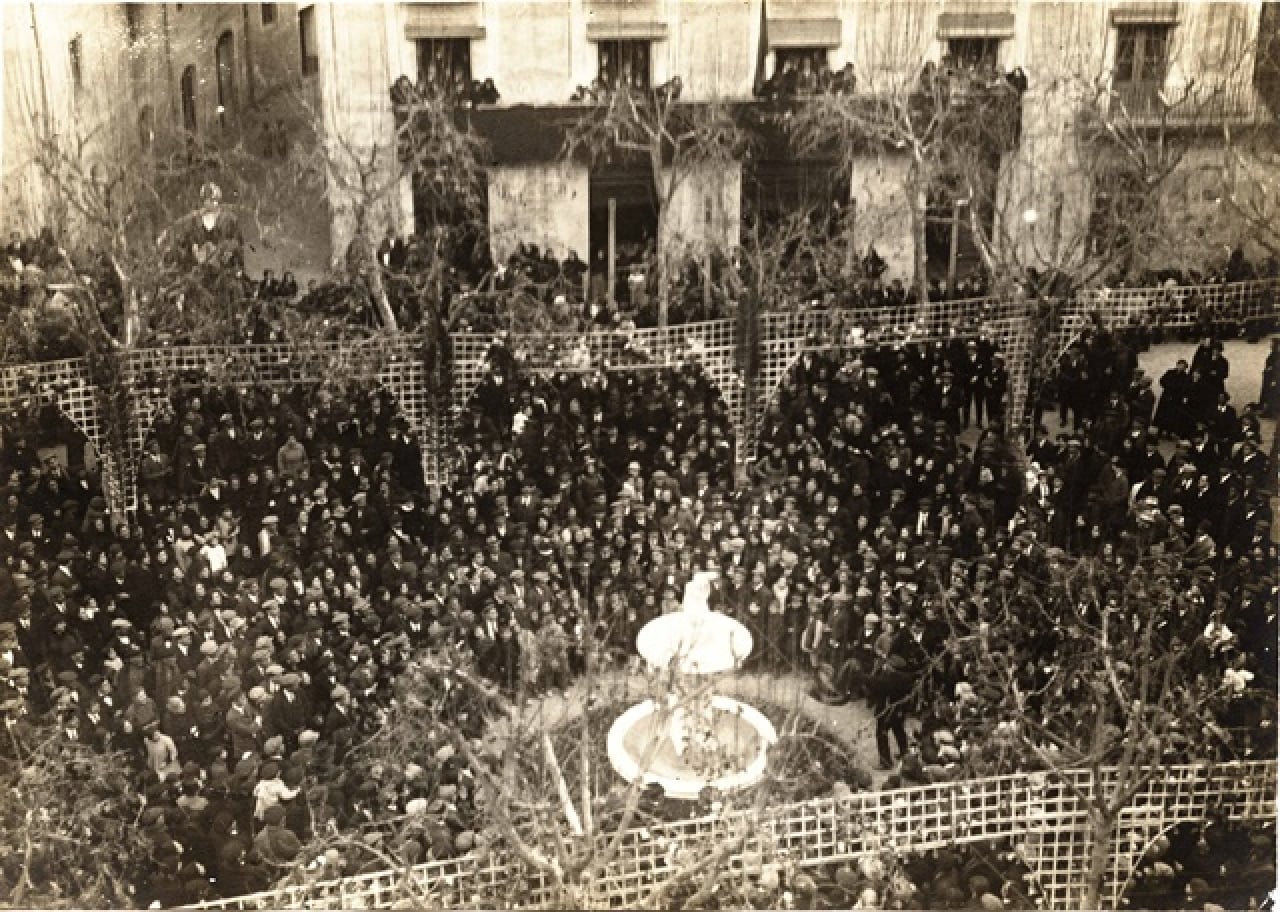 Inauguració de la font monumental d&#039;Esteve Monegal, al Pati. Il·luminacions a tot el tomb de la plaça (1921)