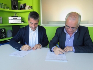 Signatura del conveni entre Ferran Colàs, representant d&#039;Alba Clínic Dental, i Jaume Marí, director general de La Muntanyeta.