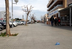 Una mascareta de reanimació, al lloc on es va produir la intervenció policial a l&#039;avinguda Barcelona de Cunit.