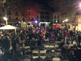 La plaça Nova del Vendrell va acollir la 5a Trobada de Tions i el Mercat Solidari