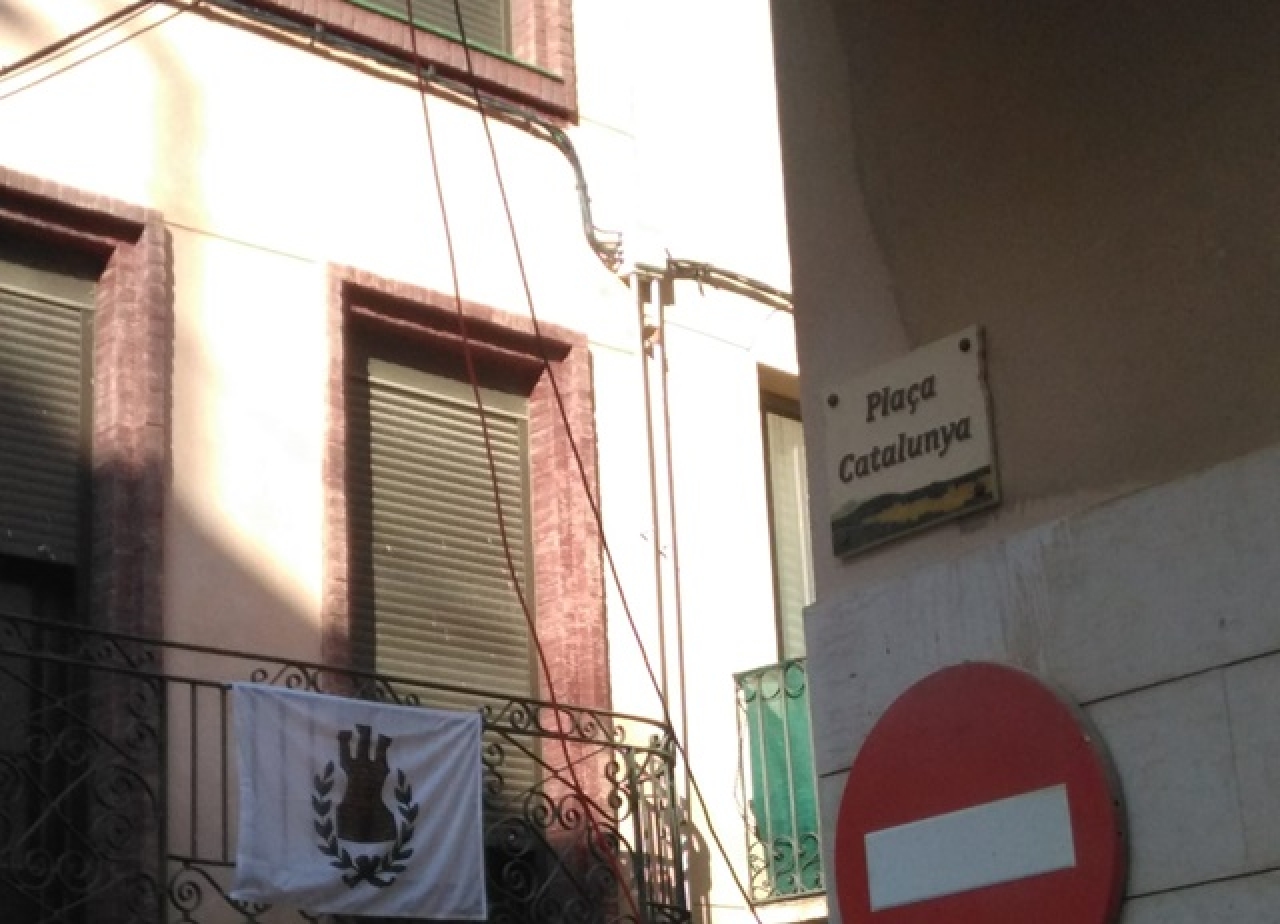 Imatge de la nova placa col·locada a la Plaça Catalunya de Castellvell del Camp