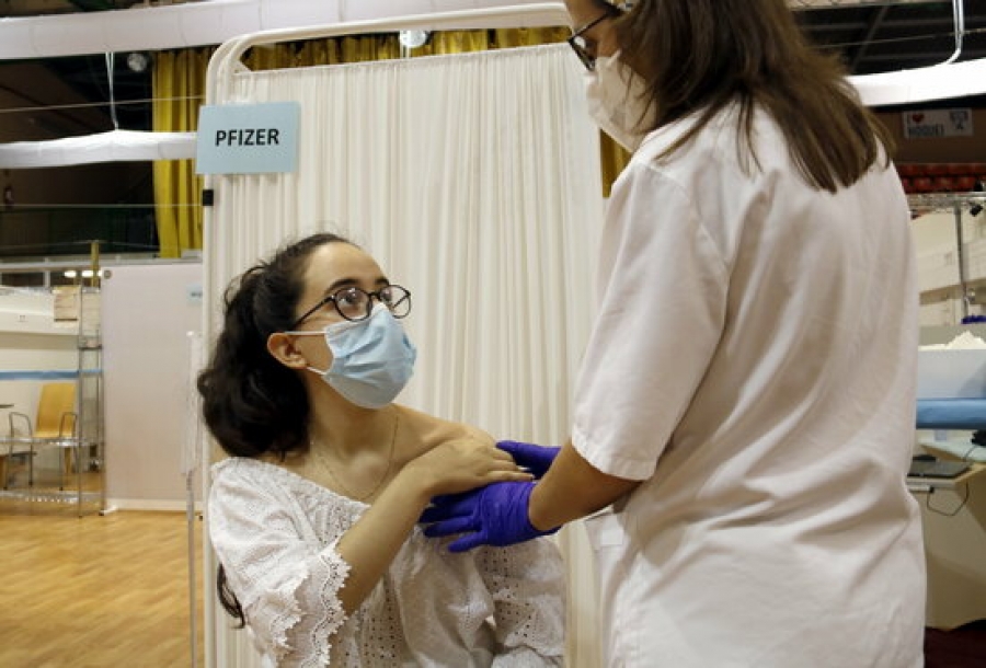 Mercedes Ferreira, de 18 anys, rebent la vacuna contra la covid-19 al Pavelló Onze de Setembre de Lleida