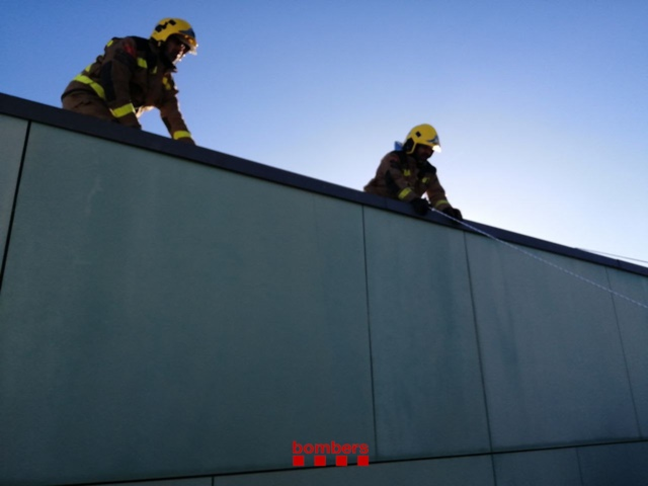 Uns bombers lligant la coberta d&#039;un sostre a l&#039;Alcover