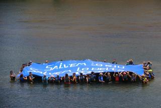 Els activistes han desplegat una pancarta de grans dimensions al riu Ebre pel seu pas a Tortosa