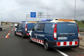 Dues unitats mòbils d&#039;atestats dels Mossos d&#039;Esquadra a l&#039;autovia A-7, a Cambrils, on es va produir un accident mortal el passat 5 de setembre del 2018