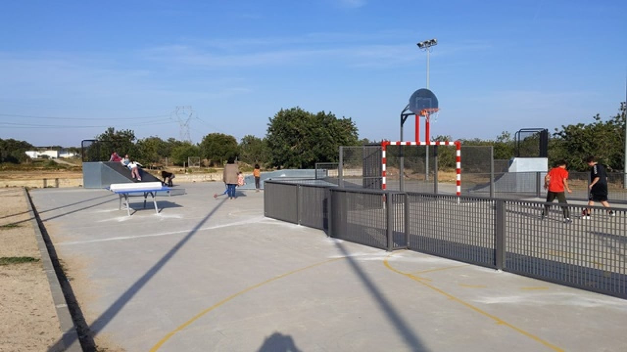 L&#039;Ajuntament de Santa Oliva ha equipat l’espai amb una pista multiesport, una pista d’skate, una taula de tennis taula, taules de picnic i papereres