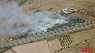 Imatge aèria de l&#039;incendi de vegetació a tocar de l&#039;AP-2, al Pla de Santa Maria