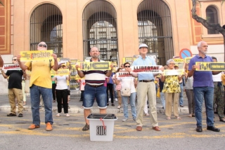 Els manifestants del col·lectiu &#039;Silenci, rebel·leu-vos&#039;, davant dels jutjats de Tarragona
