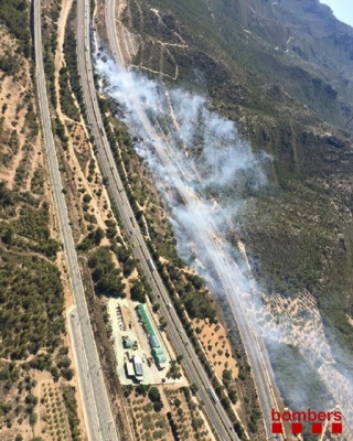 Imatge de l&#039;incendi de vegetació que s&#039;ha produït aquesta tarda als marges de l&#039;AP-7, a l&#039;alçada de Vandellòs i l&#039;Hospitalet de l&#039;Infant