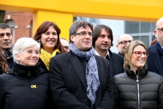 El líder de JxCat, Carles Puigdemont, amb els diputats electes del seu grup, avui aBrussel·les