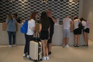 Una família de turistes esperen ser atesos a la recepció de l&#039;Hotel Blaumar de Salou