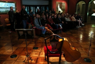 Un violoncel i els visitants que han participat en la visita guiada programada en la jornada de portes obertes per celebrar el 142è aniversari del naixement de Pau Casals