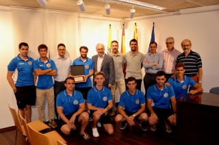 L&#039;alcalde, Josep Poblet, -al centre de la imatge-, amb els jugadors del primer equip del Club Hoquei Vila-seca