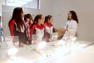 Un grup d&#039;alumnes de l&#039;escola Pau Delclòs de Tarragona participa en un dels tallers experimentals de la Setmana de la Ciència de la URV