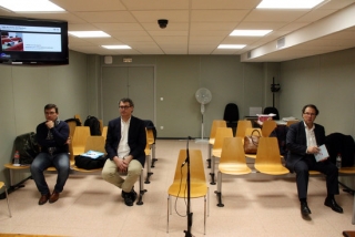 Imatge dels tres acusats asseguts a la sala de vistes del jutjat penal 2 de Tarragona: Daniel Masagué (dreta), Pere Font (centre) i Gerard Montserrat (esquerra)