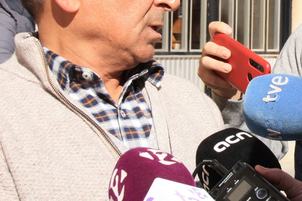 Imatge, ocultant el rostre, del pare de la noia acusada d&#039;abandonar un nounat en un contenidor a Tarragona, atenent els mitjans a la sortida dels jutjats