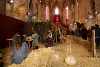 Imatge de persones participant en la mostra d&#039;oficis a l&#039;interior de l&#039;església de Sant Francesc de Montblanc, acte de la 34a edició de la Setmana Medieval de Montblanc