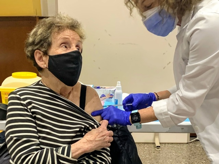 Els majors de 70 anys de Roda de Berà reben les vacunes contra la grip i la Covid-19 el mateix dia, en diferents braços
