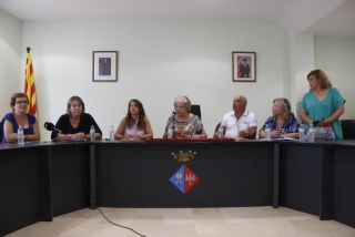 La regidora d&#039;ERC a la Bisbal del Penedès, Pilar Verdún, al centre, presidint la mesa d&#039;edat durant el ple de debat de la moció censura del 22 d&#039;agost -amb l&#039;alcaldessa, a l&#039;esquerra